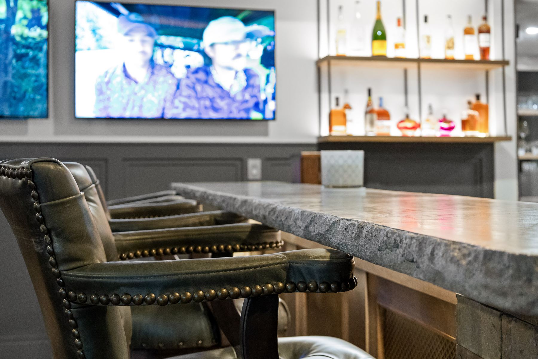 4179 Glengary Drive bar with coffered wood ceiling