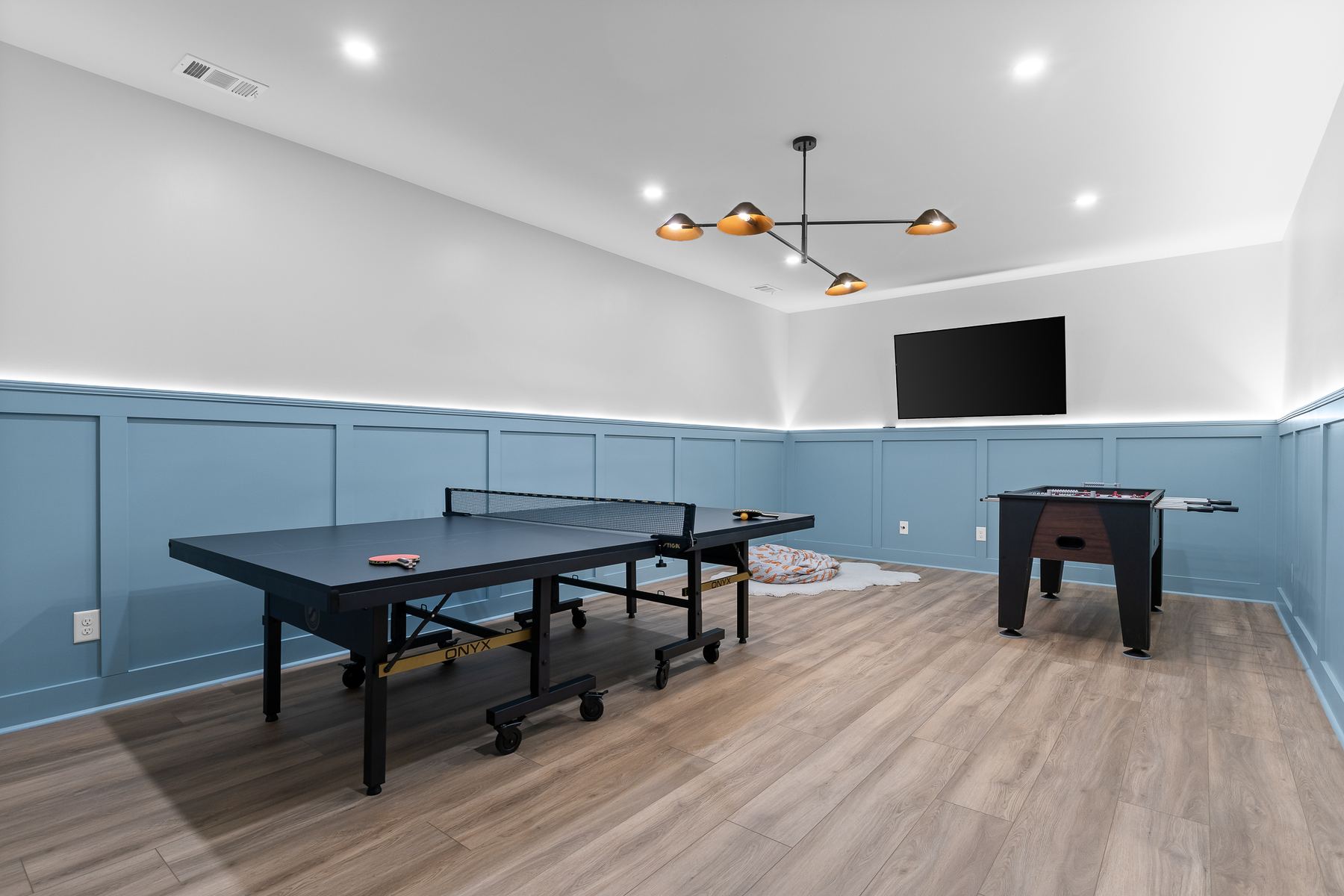 5030 Wellesly walkout basement with sliding glass doors to backyard
